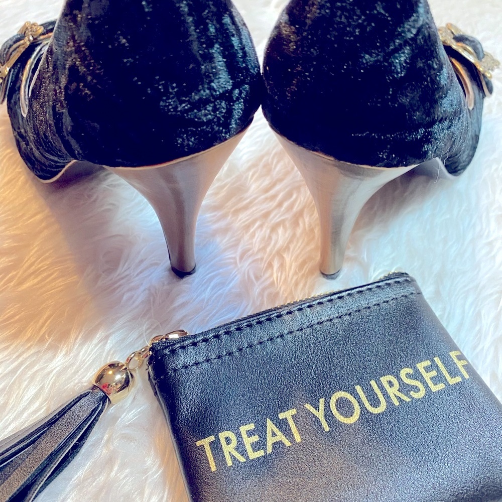 Black Velvet pumps by Chinese Laundry - Picture 5 of 6